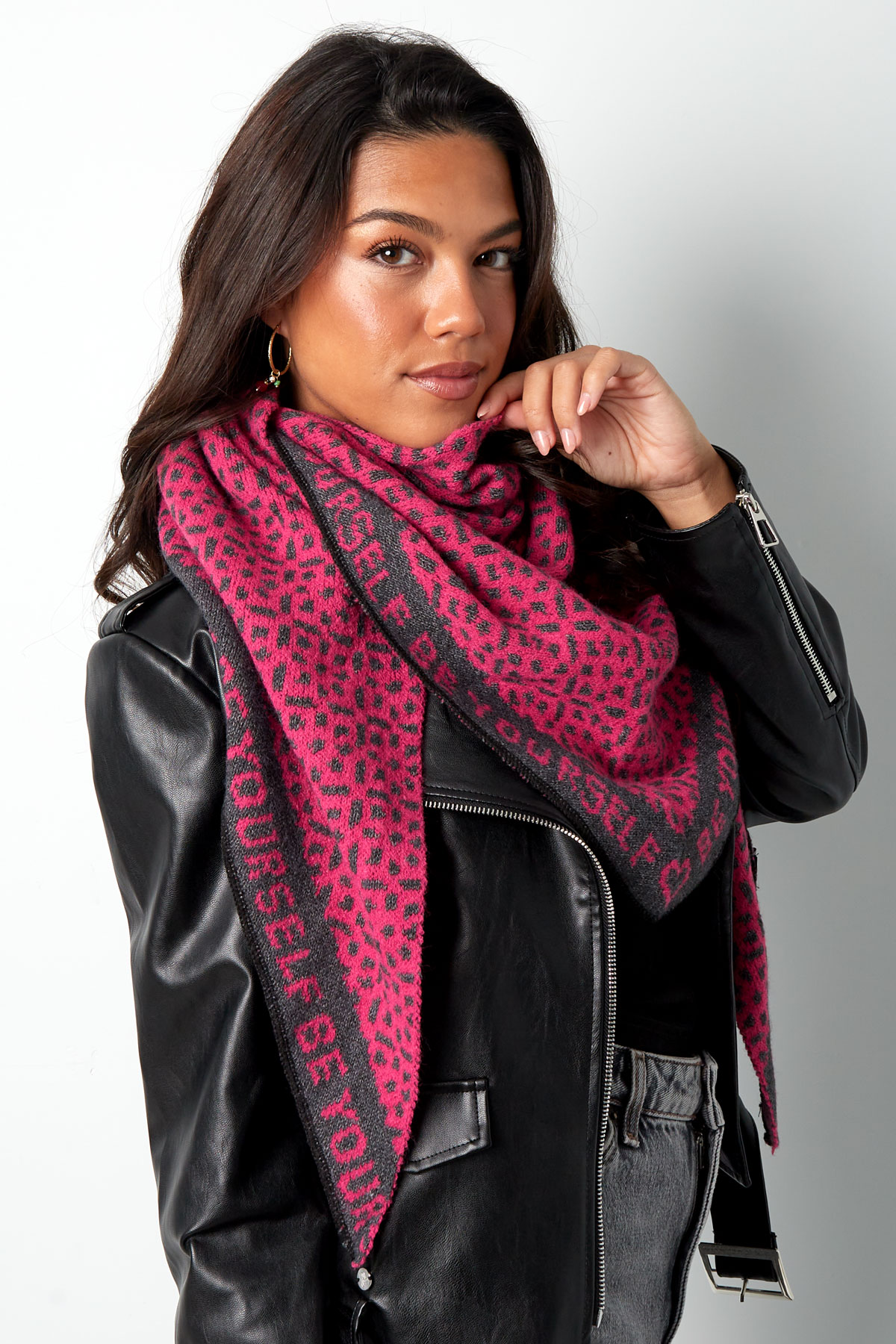Colorful pointed scarf with text - pink h5 Picture3